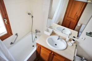 Tina, secadora de cabello, bidet, toallas 