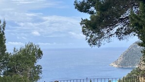Une piscine avec vue sur la mer et les montagnes.
