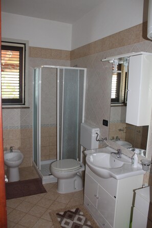 Dusche, Haartrockner, Bidet
