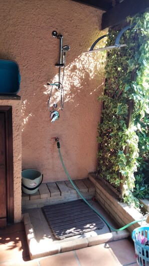 Shower, hair dryer, bidet, towels