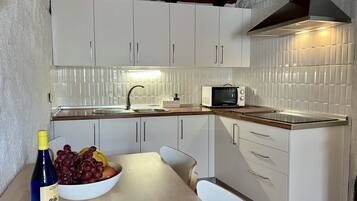 Frigorífico, microondas, cafetera o tetera y tostadora