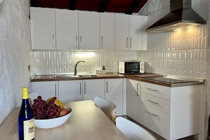 Refrigerador, microondas, cafetera y tetera y tostadora 