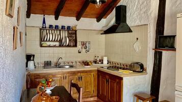 Een koelkast, een magnetron, een koffiezetapparaat/waterkoker