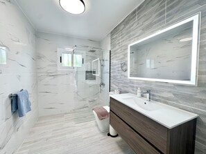 Duschwanne, Haartrockner, Bidet, Handtücher