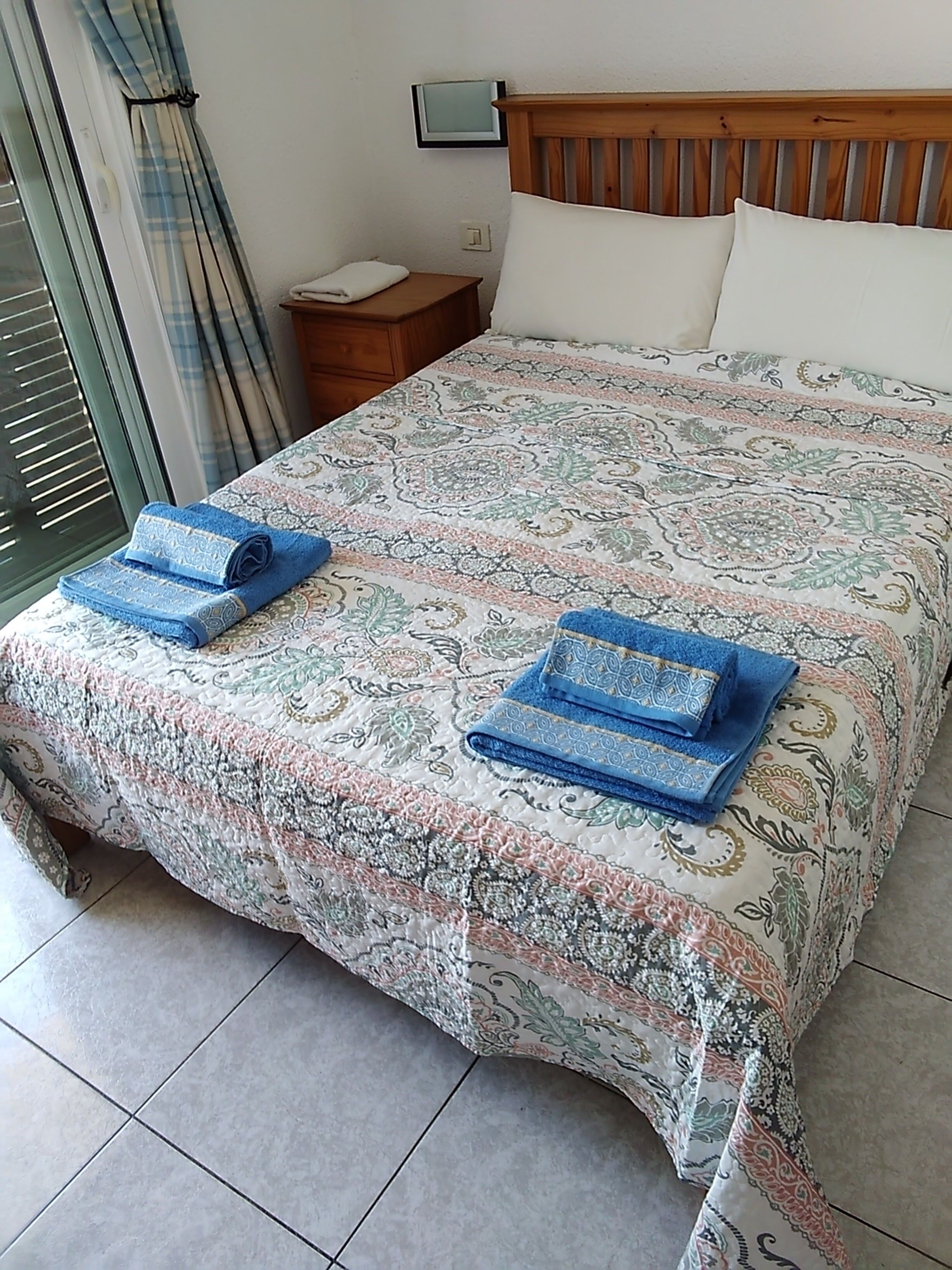 2 chambres, coffres-forts dans les chambres, fer et planche à repasser