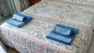 2 slaapkamers, een kluis op de kamer, een strijkplank/strijkijzer, wifi