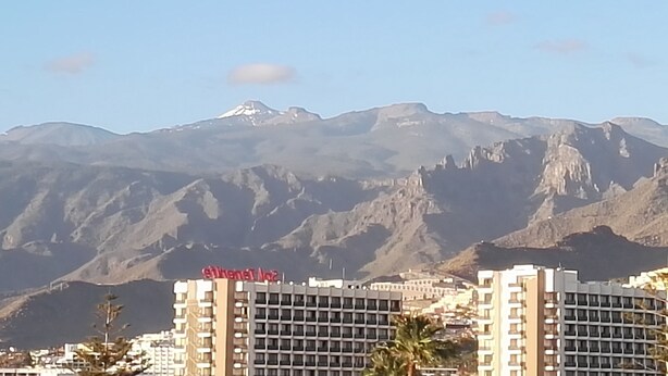 Un hotel con vistas a las montañas.