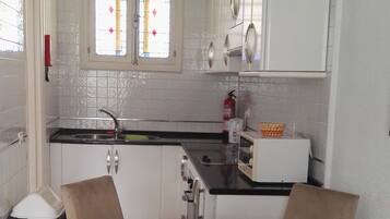 Een koelkast, een magnetron, een oven, een kookplaat