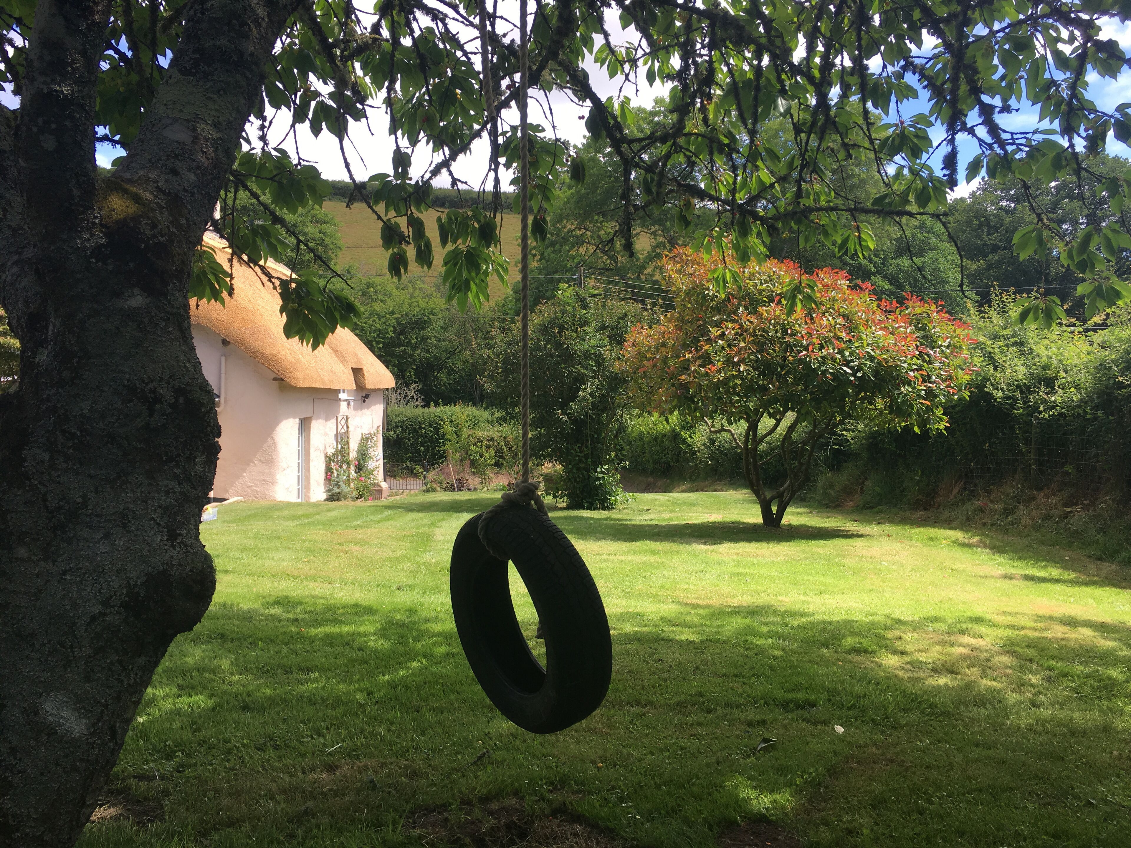 The Thatched House, Dartmoor - Stunning Gardens - Hot Tub Now Available!