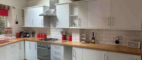 Refrigerador, microondas, horno y parrilla de estufa