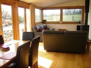 TV, fireplace, DVD player, books - Light and spacious barn conversion on working farm in the Cotswolds (Nailsworth)