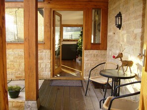 Outdoor dining - Light and spacious barn conversion on working farm in the Cotswolds (Nailsworth)