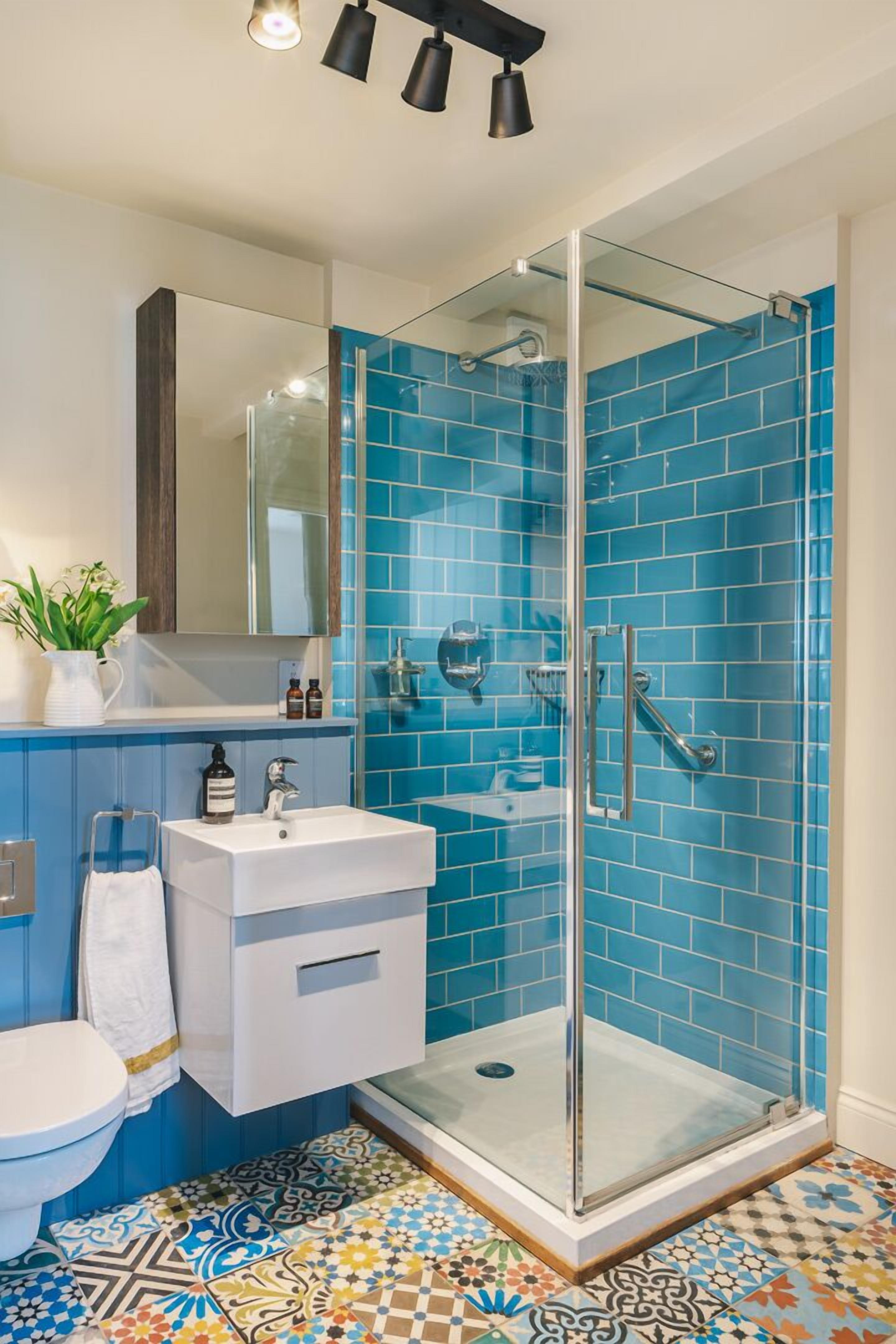 Combined shower/tub, hair dryer, towels, soap