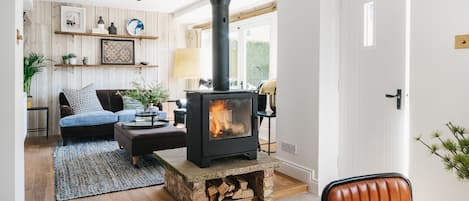 Smart-tv, een open haard en boeken