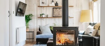 スタイリッシュなインテリア、快適なソファとベッド、サニーパティオを備えたコッツウォルズストーンコテージ