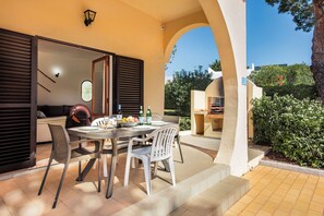 Outdoor dining - Exclusive Retreat in Vilamoura, private pool, off-street parking, Free AC & wifi (Vilamoura)