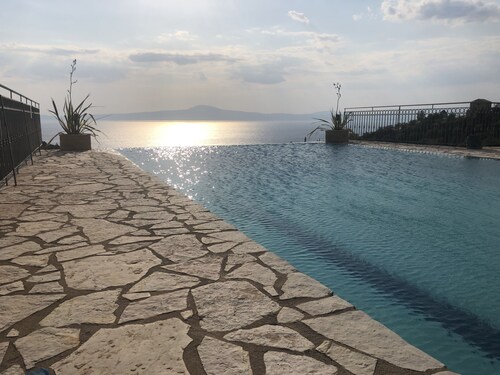 Private infinity pool & hot tub. Breathtaking sea & mountain views.