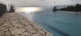 Luxe 6 bed / 6 badkamer, airconditioning, uitzicht op zee, privé zwembad en bubbelbad