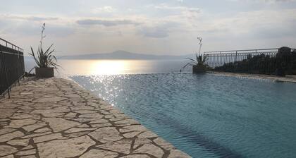 Private infinity pool & hot tub. Breathtaking sea & mountain views.