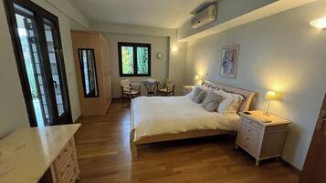 6 bedrooms, in-room safe, iron/ironing board, free WiFi