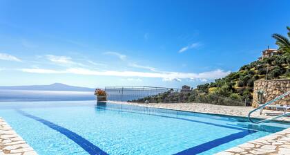 Private infinity pool & hot tub. Breathtaking sea & mountain views.