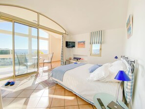 6 bedrooms, desk, iron/ironing board, free WiFi - Contemporary Luxury Villa in St Paul-Commanding Seaview (Saint-Paul-De-Vence)