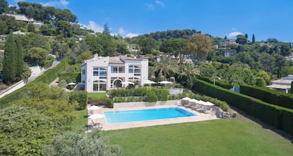 Zeitgenössische Luxusvilla in St. Paul mit Meerblick und Reinigungsservice