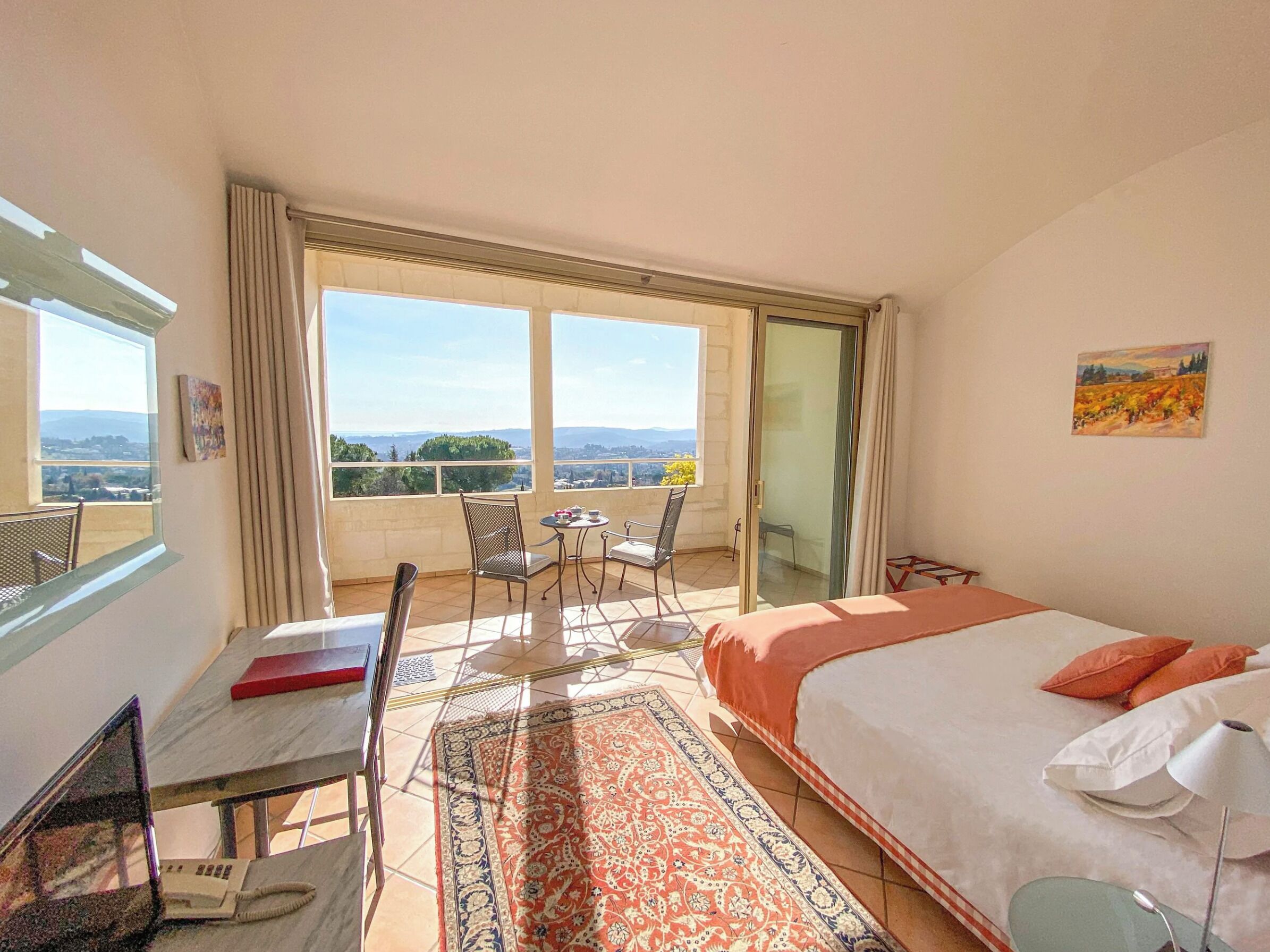 6 slaapkamers, een bureau, een strijkplank/strijkijzer, gratis wifi