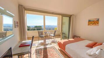 6 slaapkamers, een bureau, een strijkplank/strijkijzer, gratis wifi