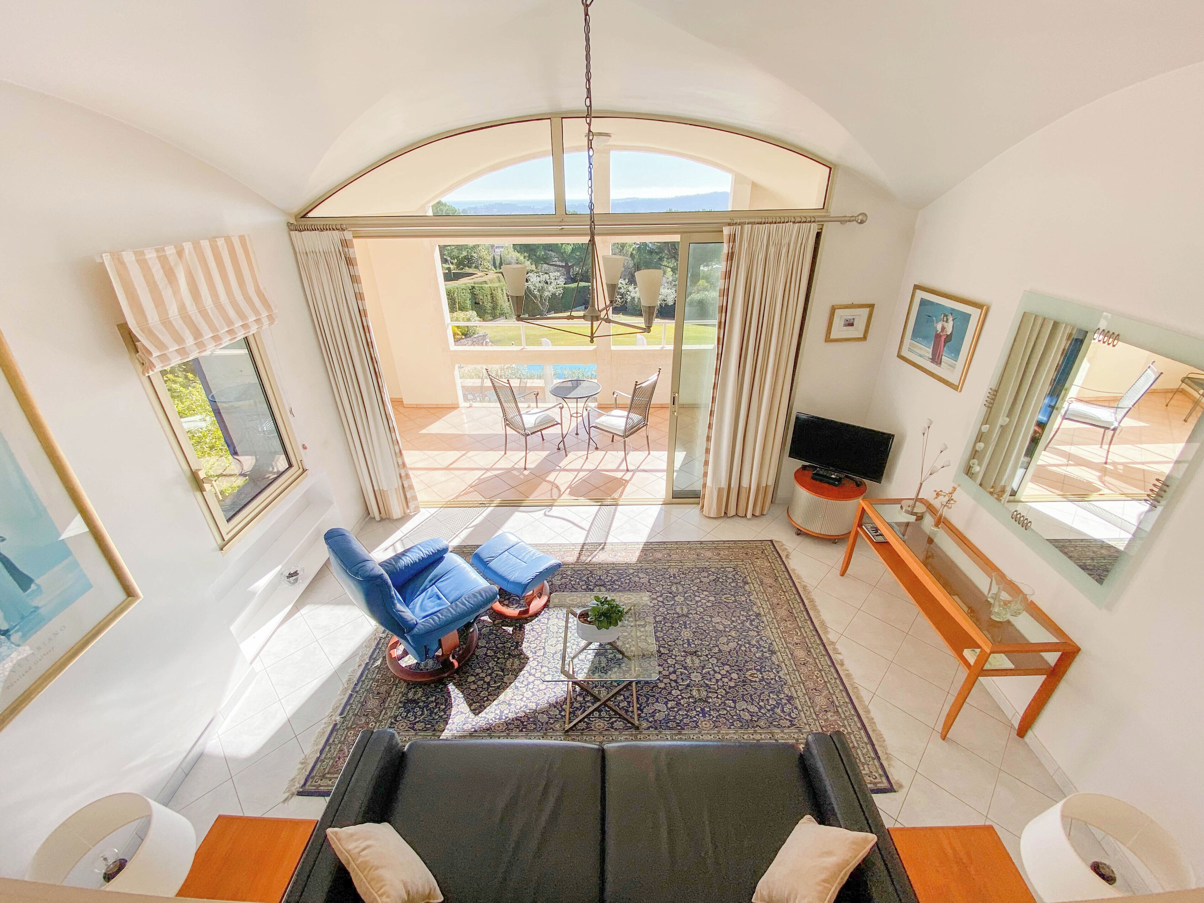 TV connectée, cheminée, livres, imprimantes