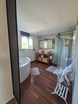 Badewanne, Haartrockner, Handtücher, Seife