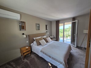 4 bedrooms, desk, iron/ironing board, free WiFi