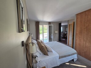 4 chambres, bureau, fer et planche à repasser, accès au Wi-Fi (inclus)