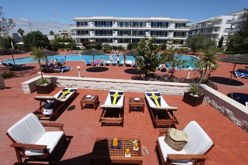 Luxury 2 Bed Apart with large south facing balcony, WiFi, AC & 4 Pool passes