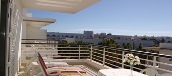 Luxury 2 Bed Apart with large south facing balcony, WiFi, AC & 4 Pool passes