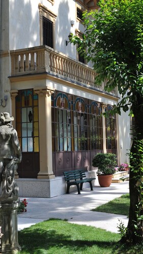 Elegant apartment in Art Nouveau villa near the center with private parking 