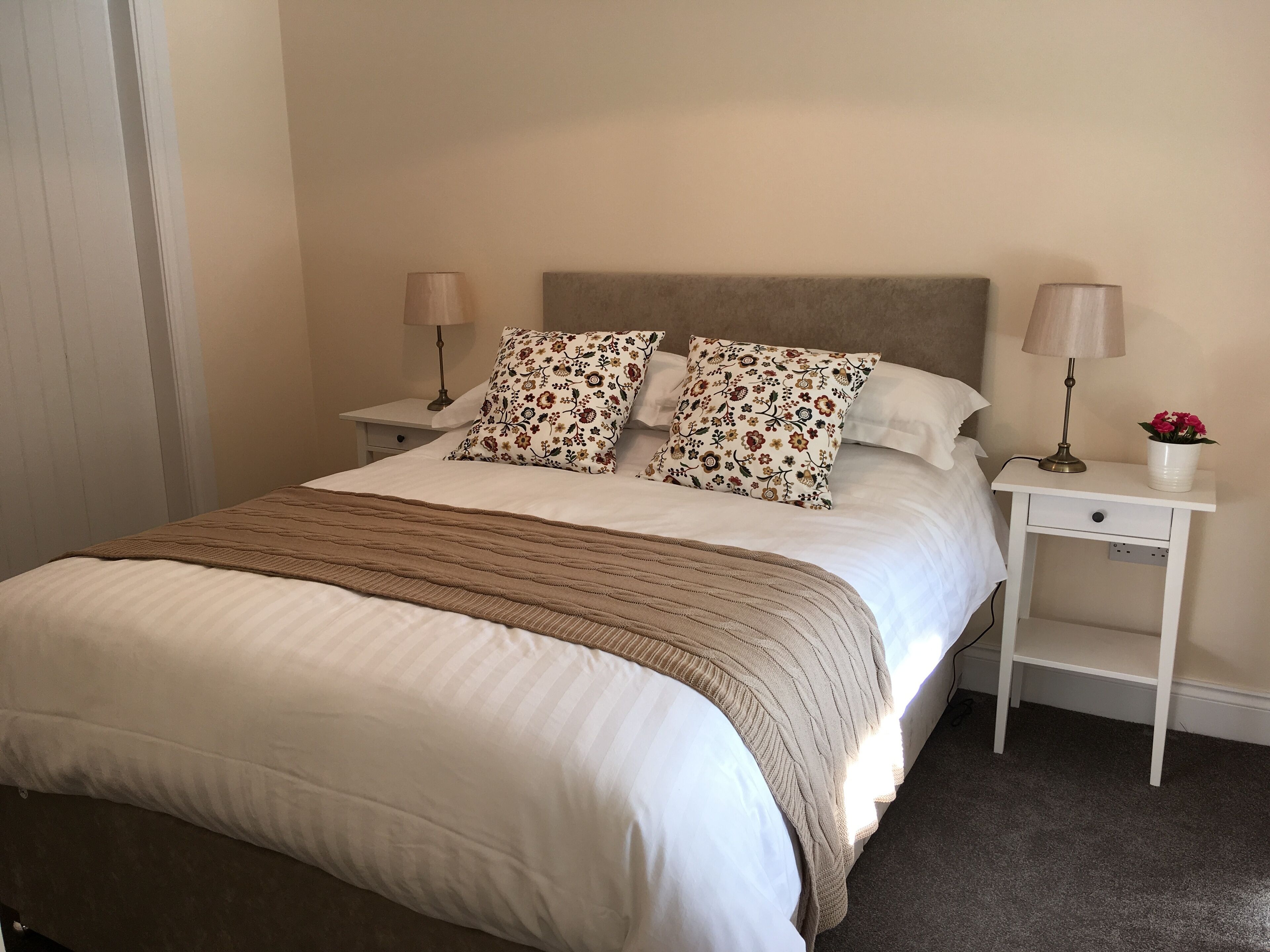 4 bedrooms, iron/ironing board, bed sheets