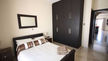 3 chambres, coffres-forts dans les chambres, fer et planche Ă repasser