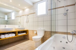 Ensemble douche/baignoire, baignoire à jets, sèche-cheveux