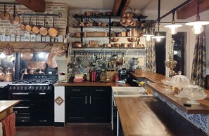 Fridge, microwave, oven, stovetop - Beautiful house with swimming pool, in Little Tuscany between Albi and Toulouse (Ambres)