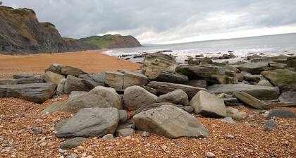 Characterful 18th century cottage in Bridport close to the Jurassic Coast.