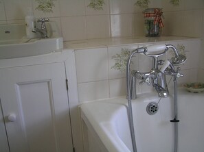 ヘアドライヤー、タオル、石鹸、トイレットペーパー