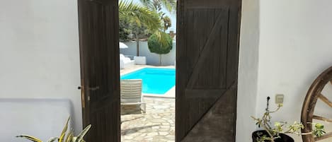 Piscine extérieure, piscine chauffée, chaises longues