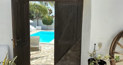 Private - Secluded - 3 en-suite Bedrooms - Large Heated Pool - Wi-Fi - Air/Con.