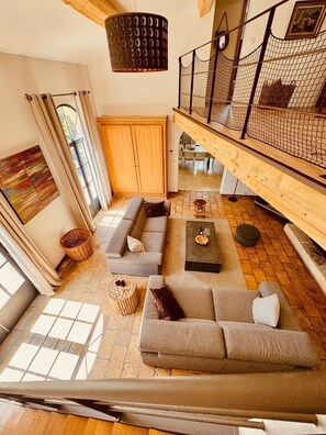 Fernseher, Kamin, Videospiele, DVD-Player