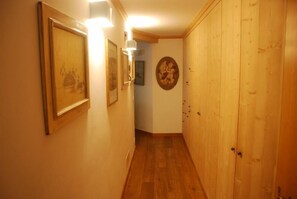 Interior - Large and elegant apartment close to the ski slopes (Selva Gardena)
