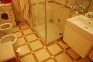 Bañera con ducha, bañera de hidromasaje, secador de pelo, bidet