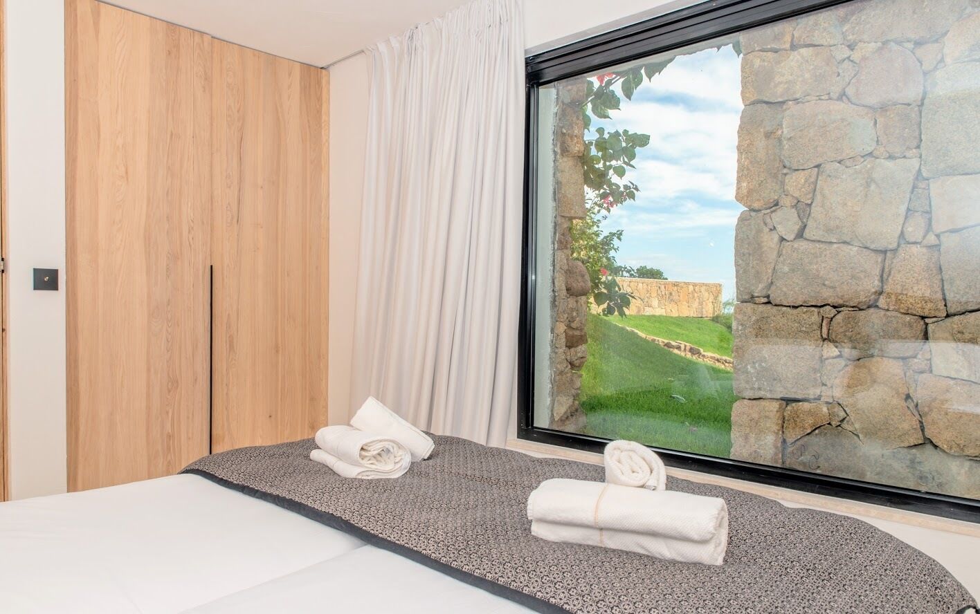 5 bedrooms, iron/ironing board, WiFi, bed sheets