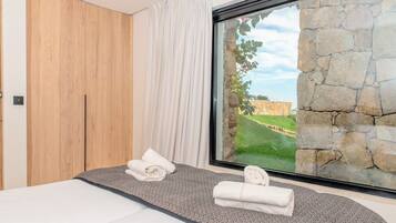 5 bedrooms, iron/ironing board, WiFi, bed sheets
