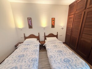 4 chambres, coffres-forts dans les chambres, fer et planche à repasser